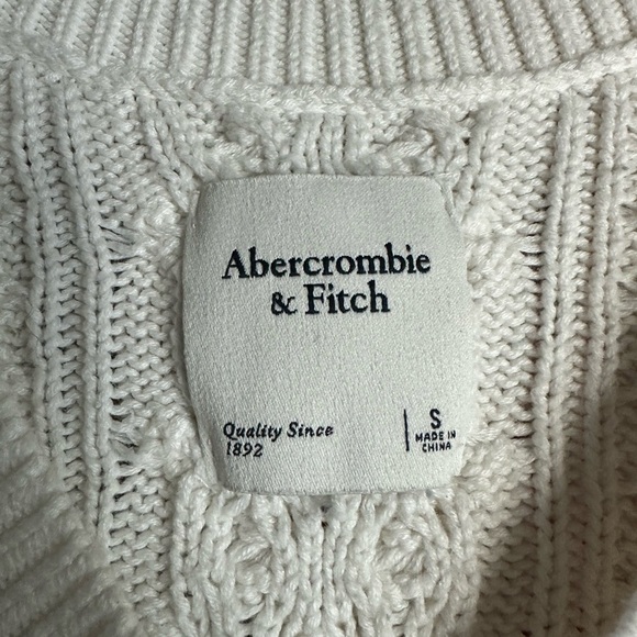 Abercrombie & Fitch Cream Cable-Knit V-Neck Sweater - Picture 2 of 4